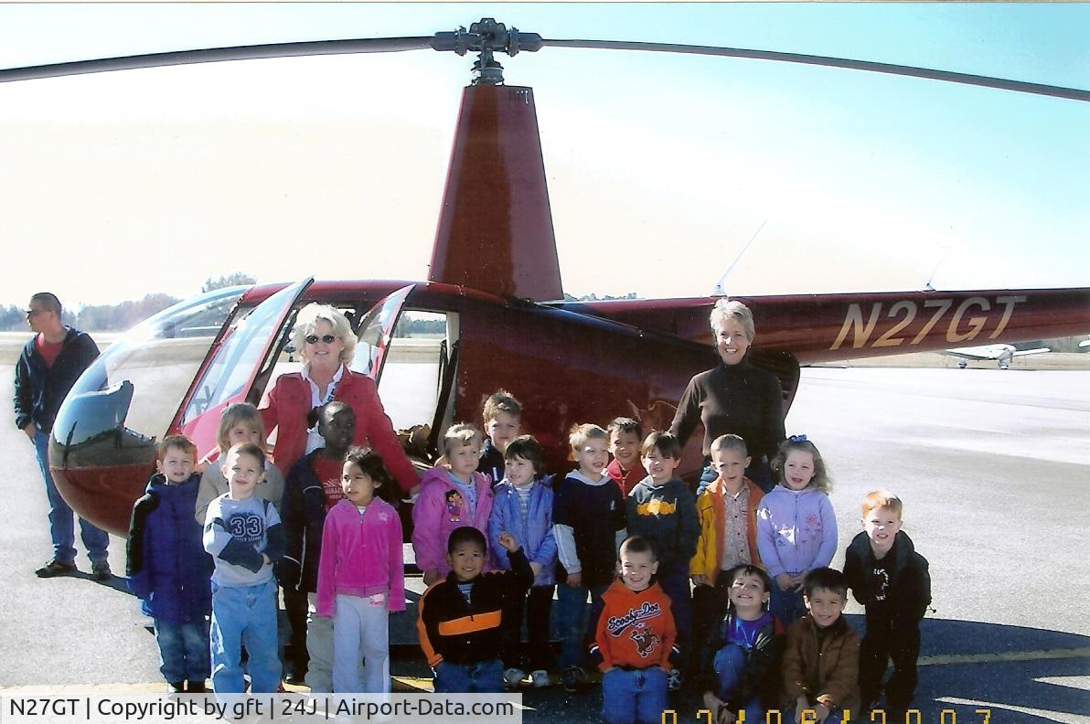 N27GT, 2006 Robinson R44 C/N 1603, Field trip for Live Oak Elementary School to Suwannee County Airport.
I bet there is at least one future heli pilot in the group.