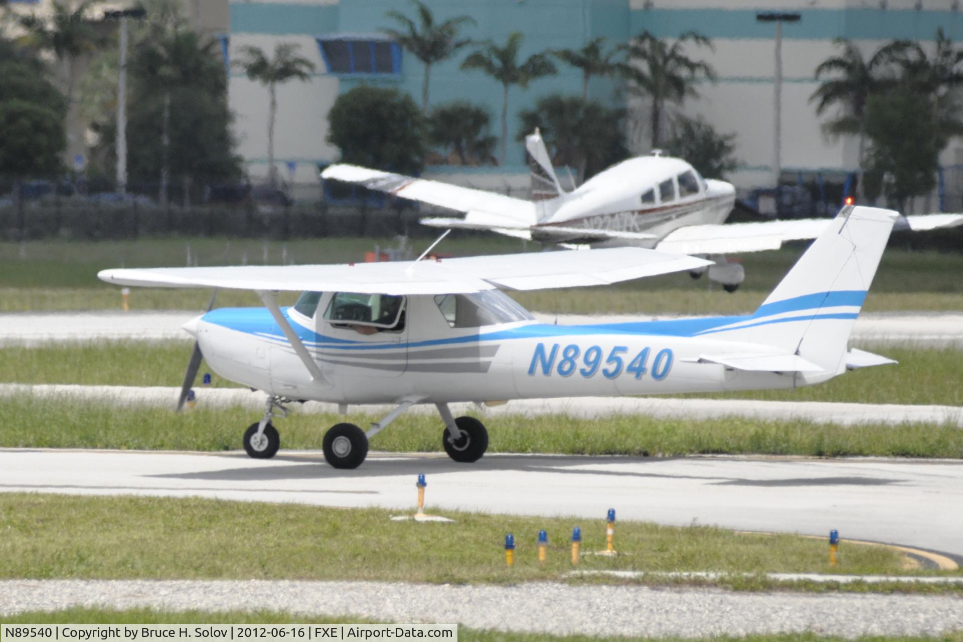 N89540, 1978 Cessna 152 C/N 15282776, Taxiing to Runway 8 for departure at FXE