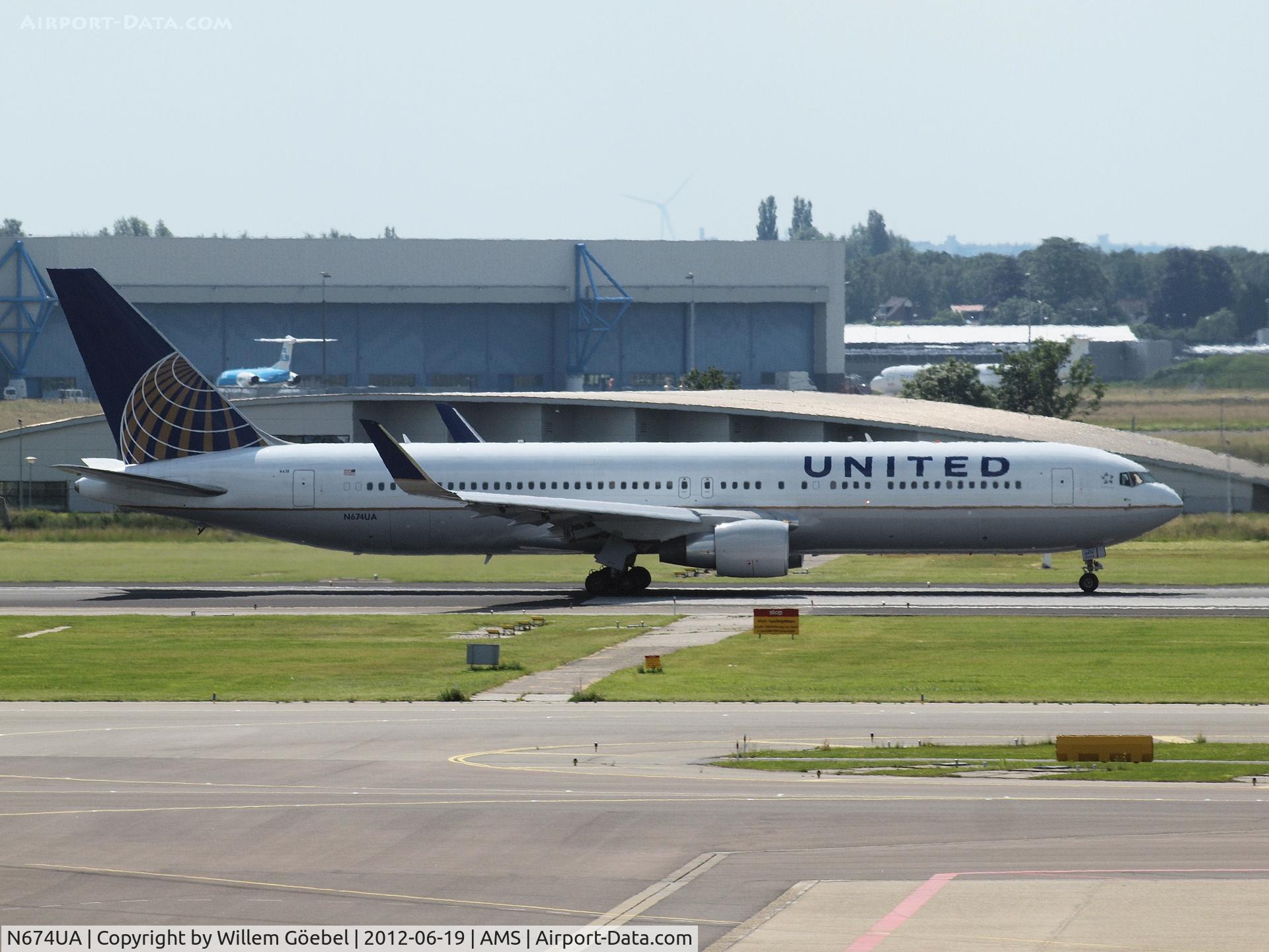 N674UA, 2000 Boeing 767-322 C/N 29242, Taxi to runway 24 of Schiphol Airport