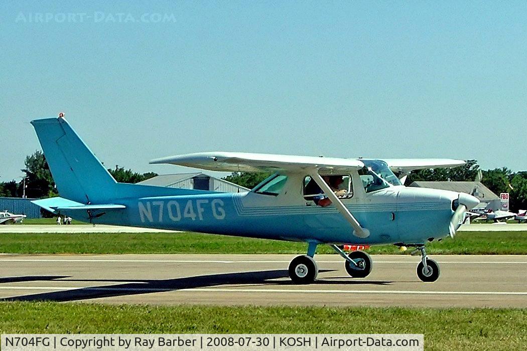 N704FG, 1976 Cessna 150M C/N 15078572, Seen taxiing for departure.