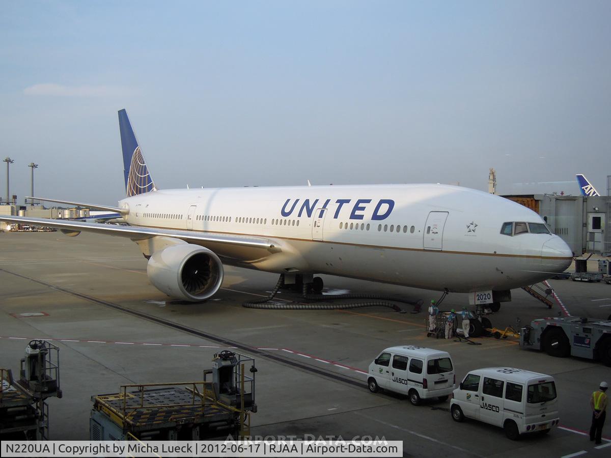 N220UA, 2001 Boeing 777-222 C/N 30223, At Narita