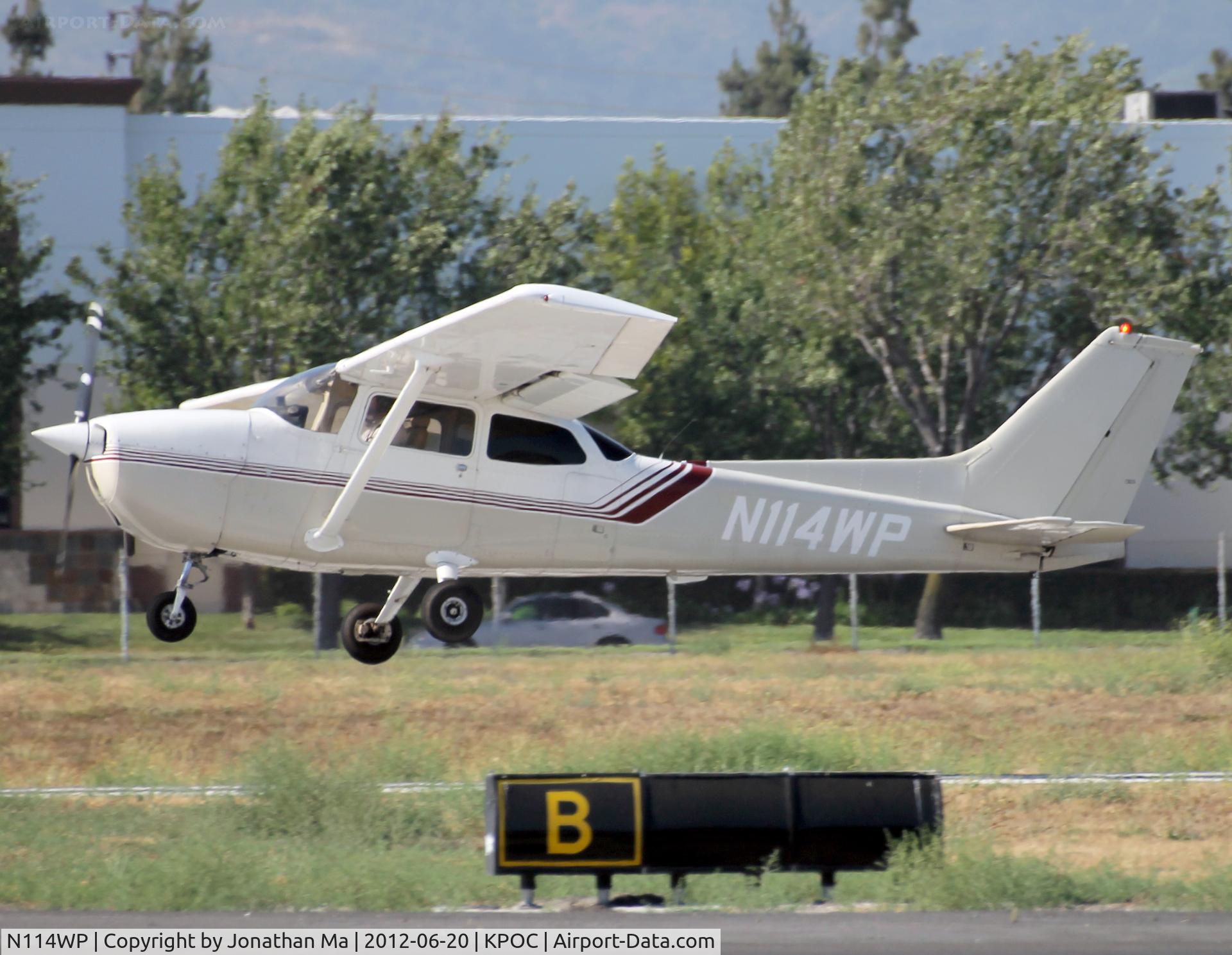 N114WP, 1976 Cessna 172N C/N 17267603, Cessna 114 Whiskey Papa taking off