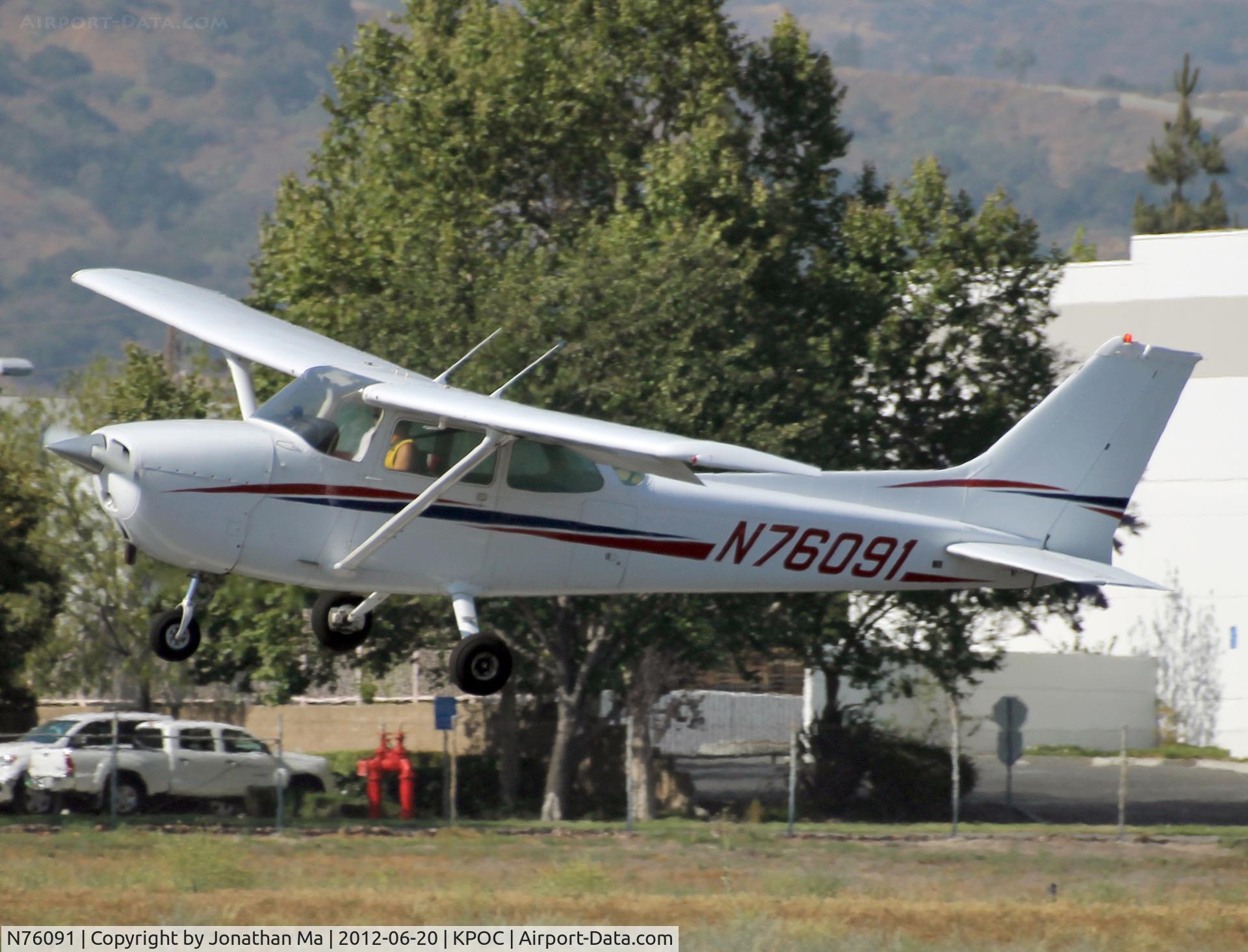 N76091, 1976 Cessna 172N C/N 17268121, Whoa! Watch for that crosswind