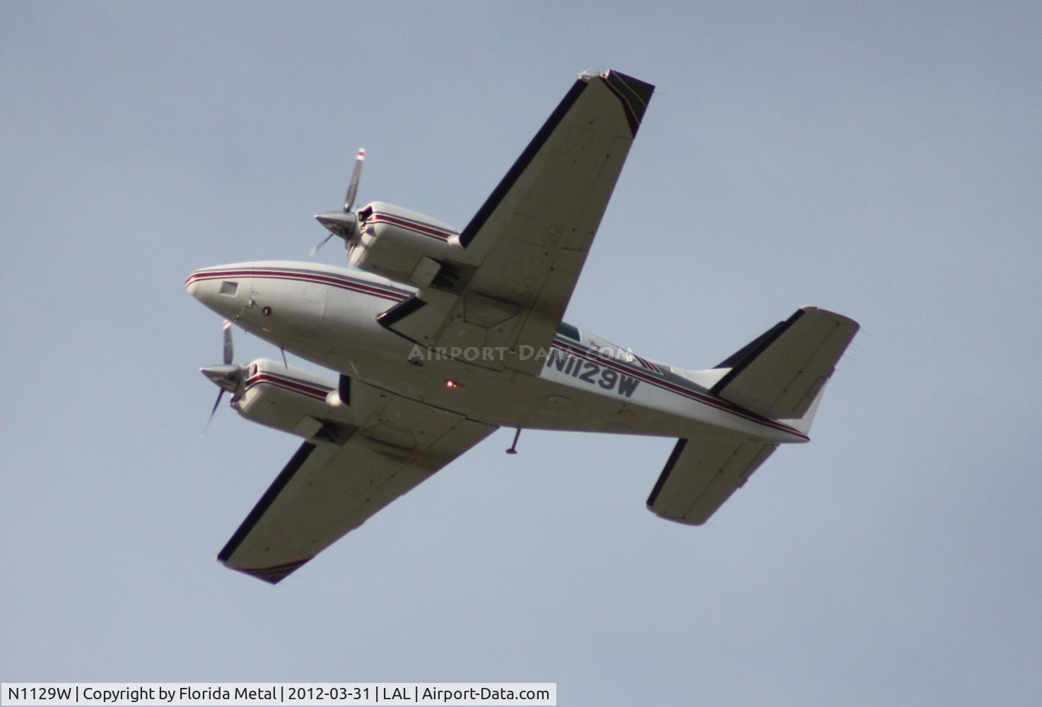 N1129W, 1997 Raytheon Aircraft Company 58 C/N TH-1809, Beech 58
