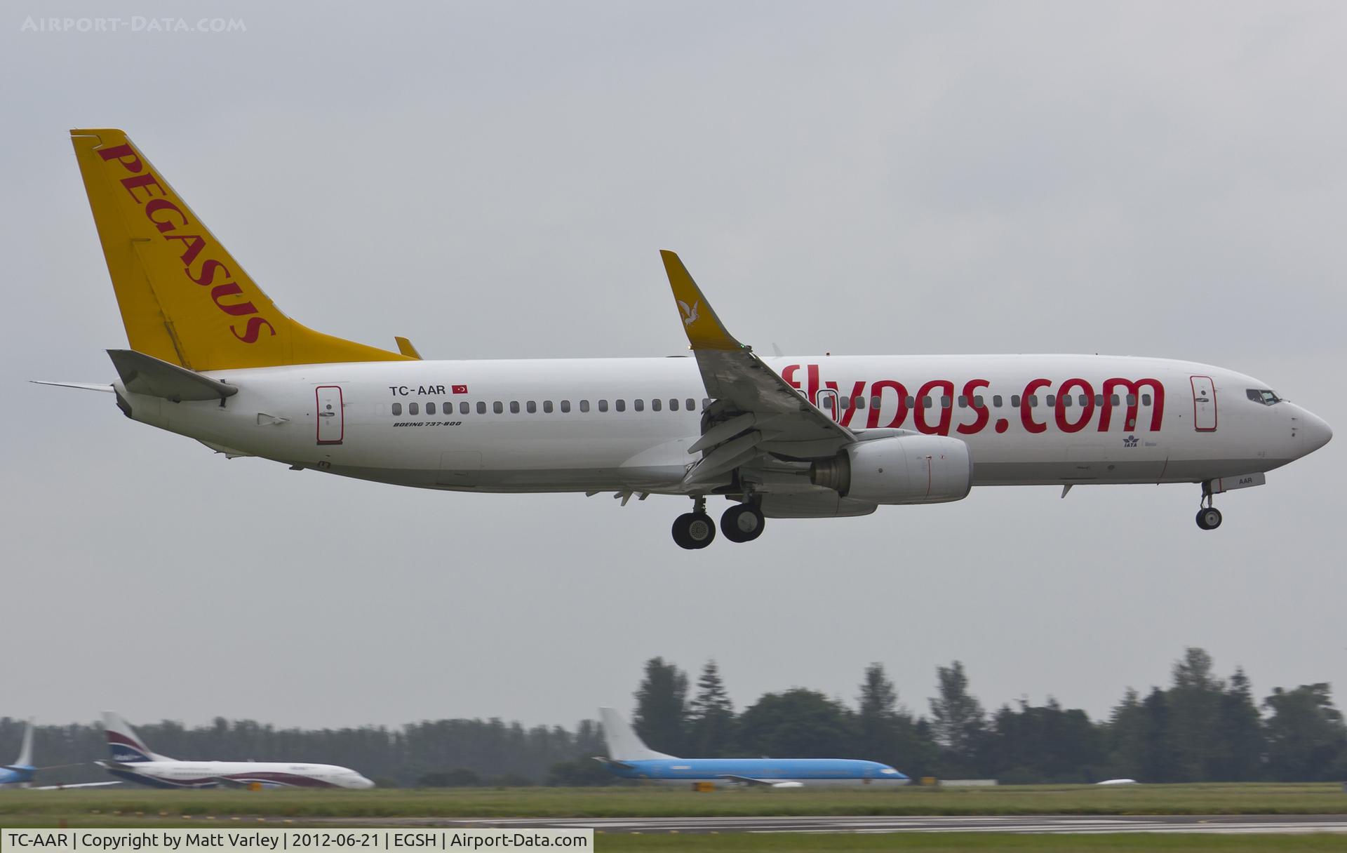 TC-AAR, 2000 Boeing 737-86N C/N 28624, Arriving at a dull EGSH.