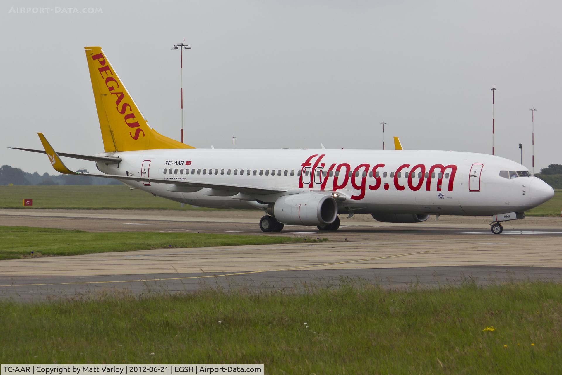 TC-AAR, 2000 Boeing 737-86N C/N 28624, arriving at the NWI terminal.