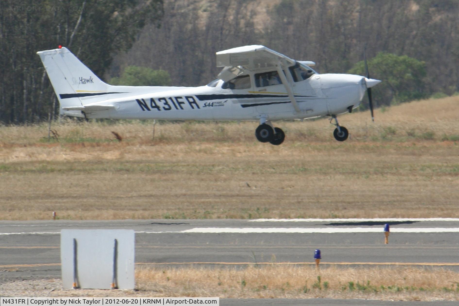 N431FR, 1997 Cessna 172R C/N 17280301, Landing 27