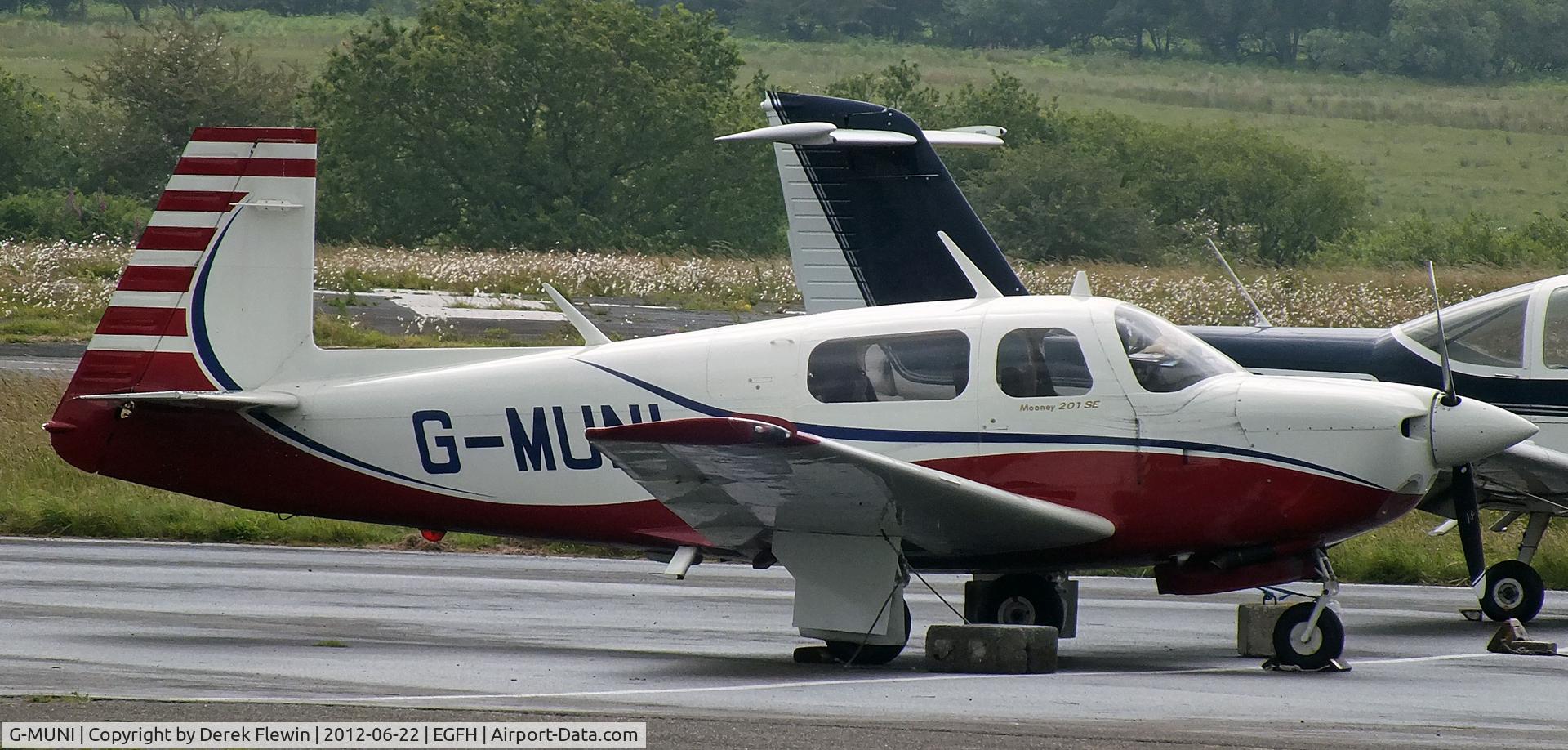 G-MUNI, 1989 Mooney M20J 201 C/N 24-3118, At EGFH.