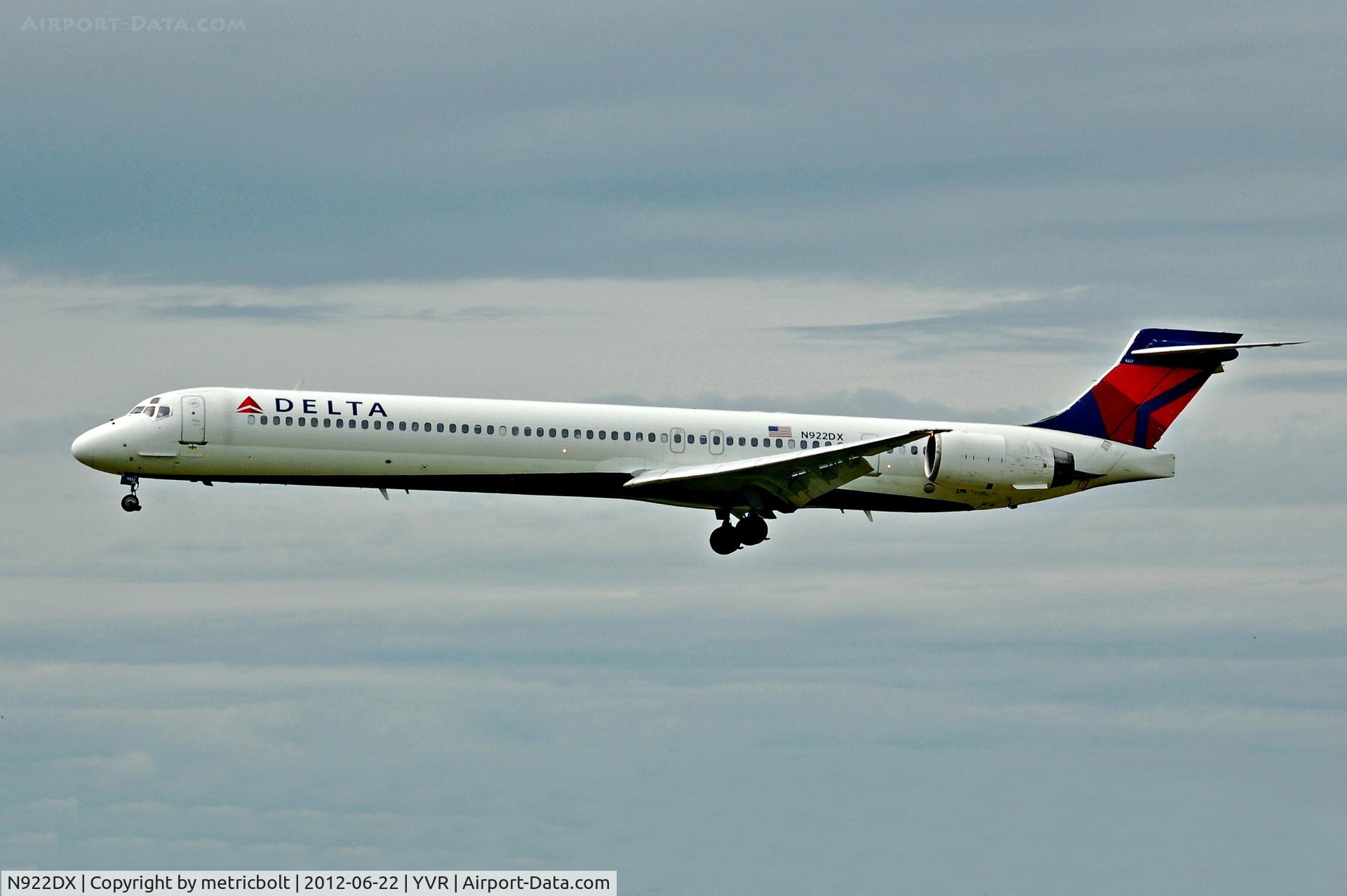 N922DX, 1997 McDonnell Douglas MD-90-30 C/N 53584, landing at YVR