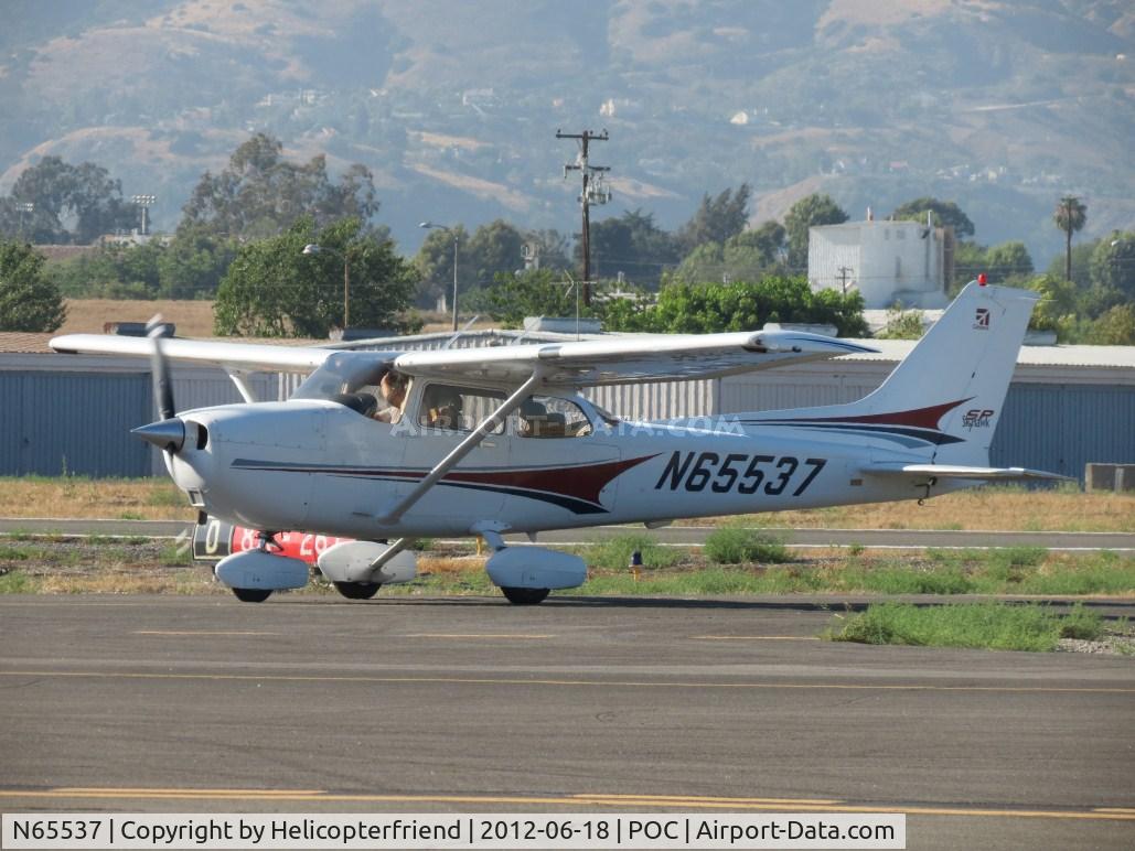 N65537, 2004 Cessna 172S C/N 172S9726, Standing by on taxiway Echo for permission to enter taxiway Sierra