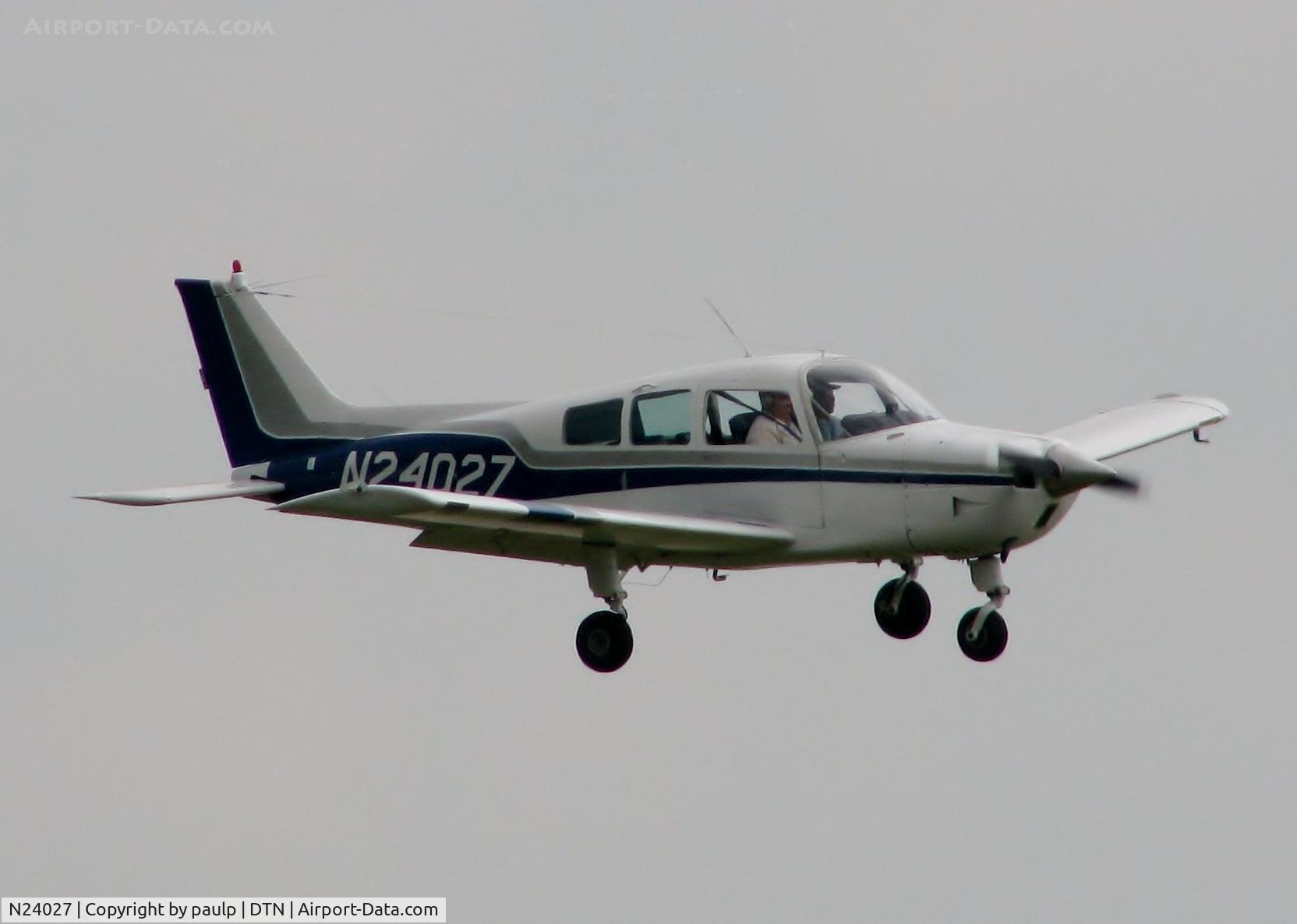 N24027, 1977 Beech C23 Sundowner 180 C/N M-1929, Landing at Downtown Shreveport.