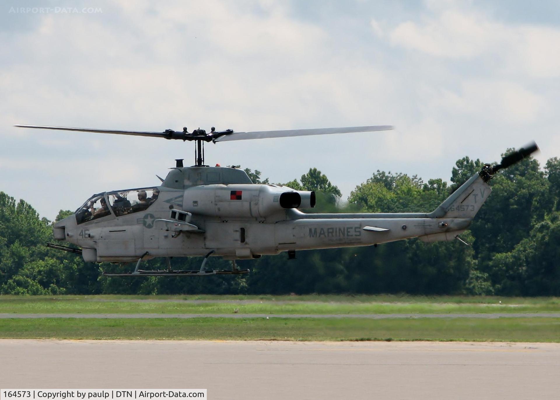 164573, Bell AH-1W Super Cobra C/N 26281, Departing Downtown Shreveport.