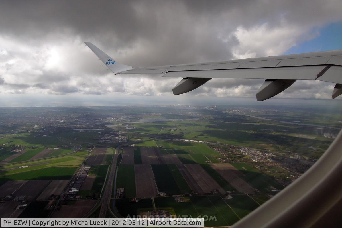 PH-EZW, 2012 Embraer 190LR (ERJ-190-100LR) C/N 19000533, Climbing out of Schiphol at an amazingly steep angle