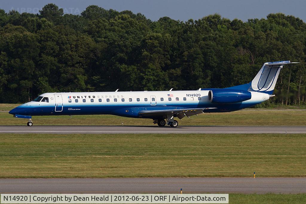 N14920, 2001 Embraer ERJ-145LR (EMB-145LR) C/N 145380, United Express (ExpressJet Airlines) N14920 (FLT ASQ4231) from Newark Liberty Int'l (KEWR) rolling out on RWY 5 after landing,