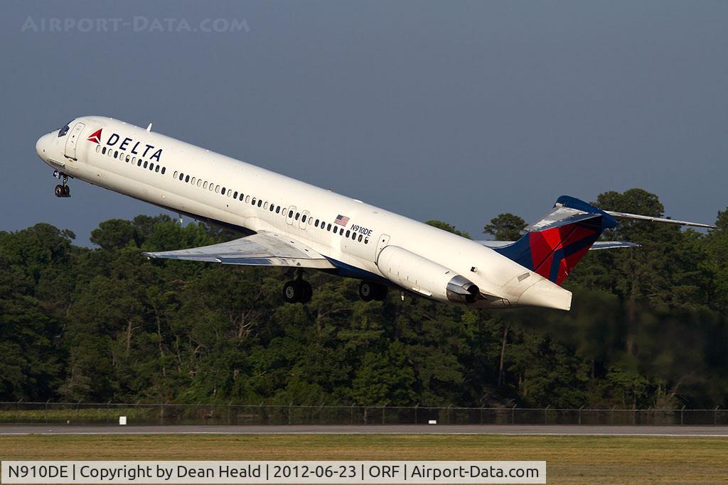 N910DE, 1992 McDonnell Douglas MD-88 C/N 53419, Delta Air Lines N910DE (FLT DAL2148) departing RWY 5 en route to Hartsfield-Jackson Atlanta International Airport (KATL).