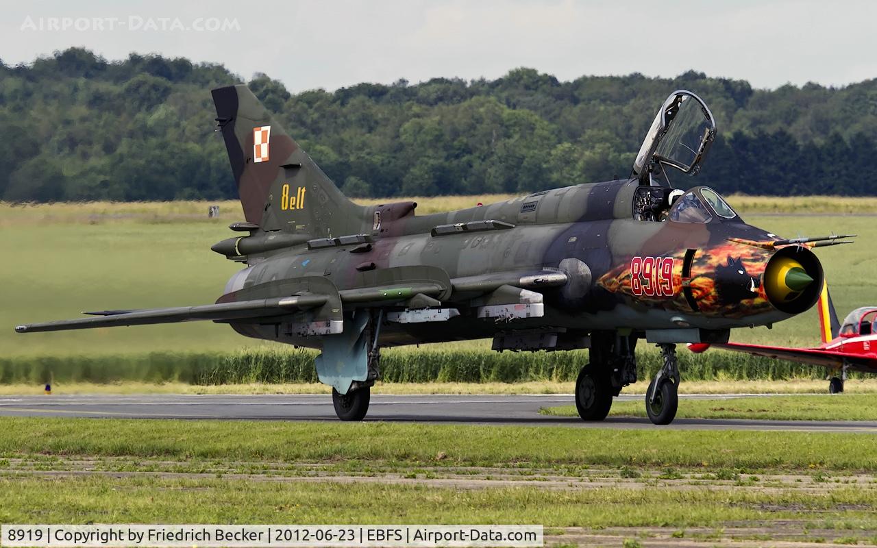 8919, Sukhoi Su-22M-4 C/N 28919, returning to the flightline