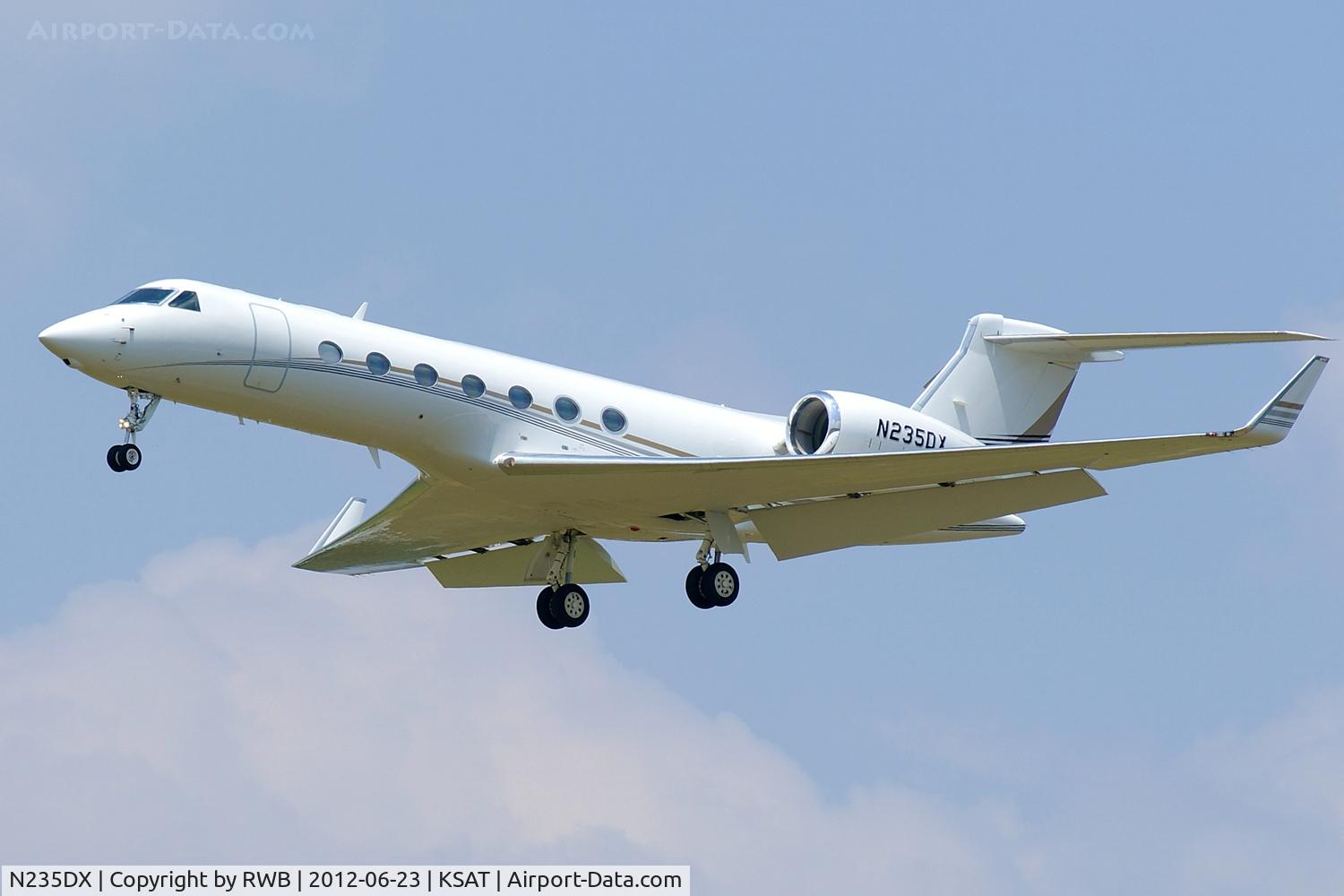 N235DX, 2005 Gulfstream Aerospace GV-SP (G550) C/N 5085, On approach 12R