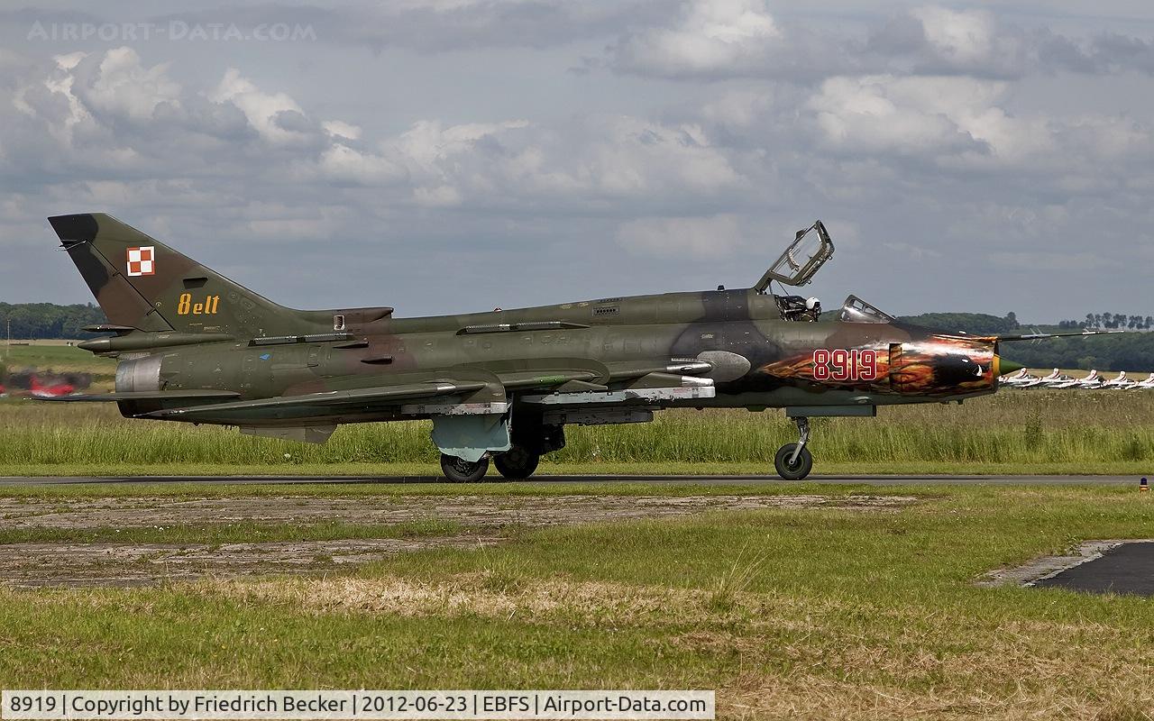 8919, Sukhoi Su-22M-4 C/N 28919, taxying to the flightline