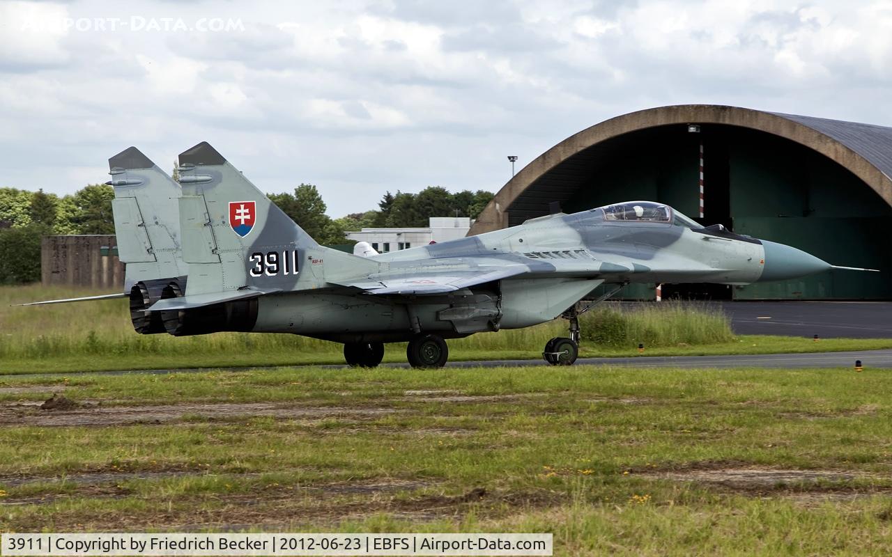 3911, Mikoyan-Gurevich MiG-29AS C/N 2960532039, taxying to the flightline