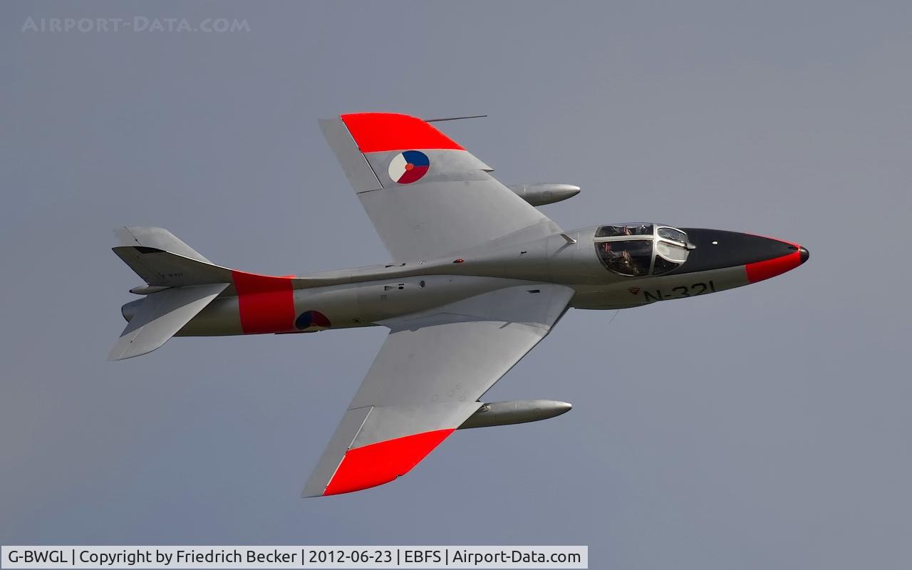 G-BWGL, 1959 Hawker Hunter T.8C C/N 41H/695946, flying display