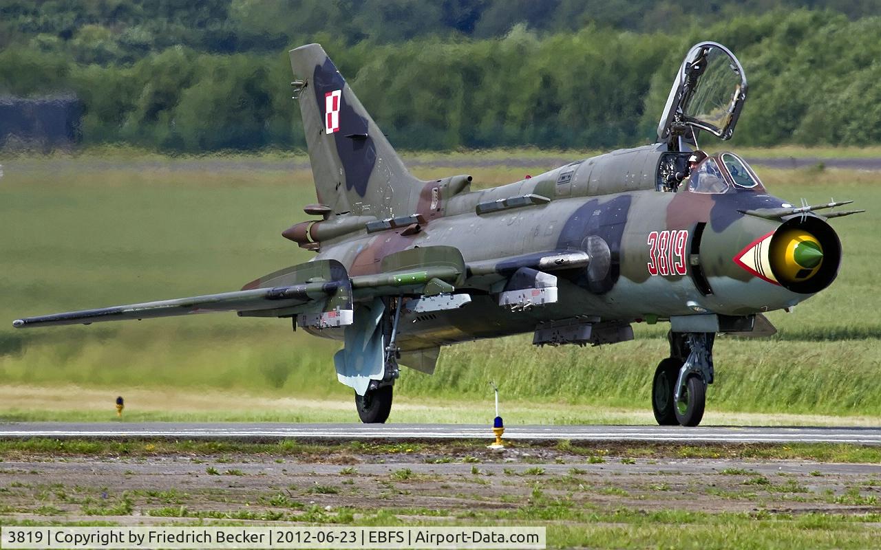 3819, Sukhoi Su-22M-4 C/N 37819, taxying to the flightline
