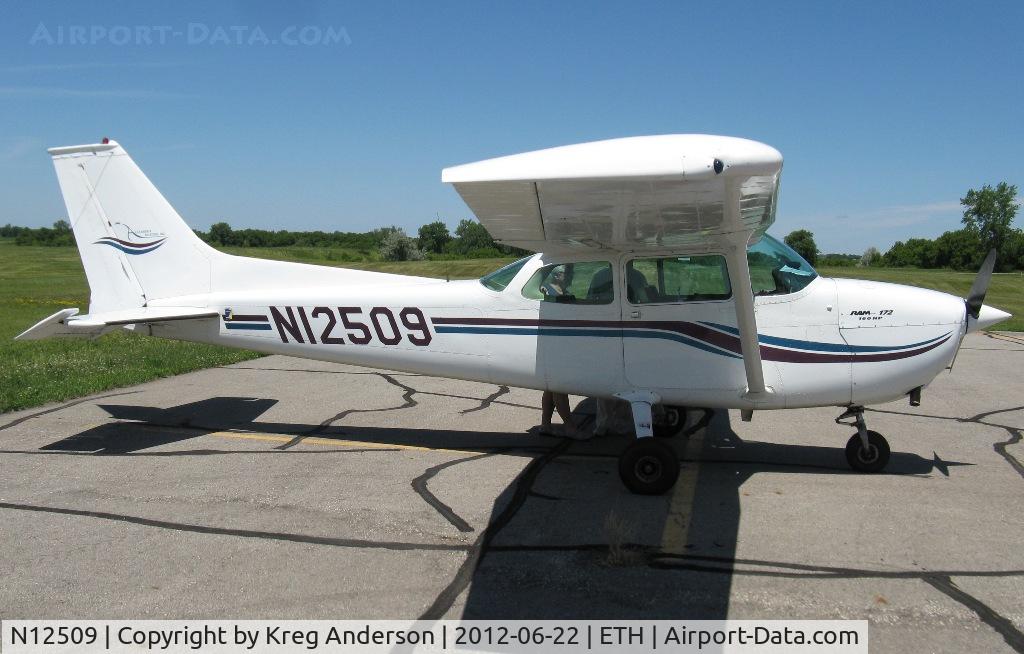 N12509, 1973 Cessna 172M C/N 17262030, Cessna 172M Skyhawk on the ramp in Wheaton, MN.