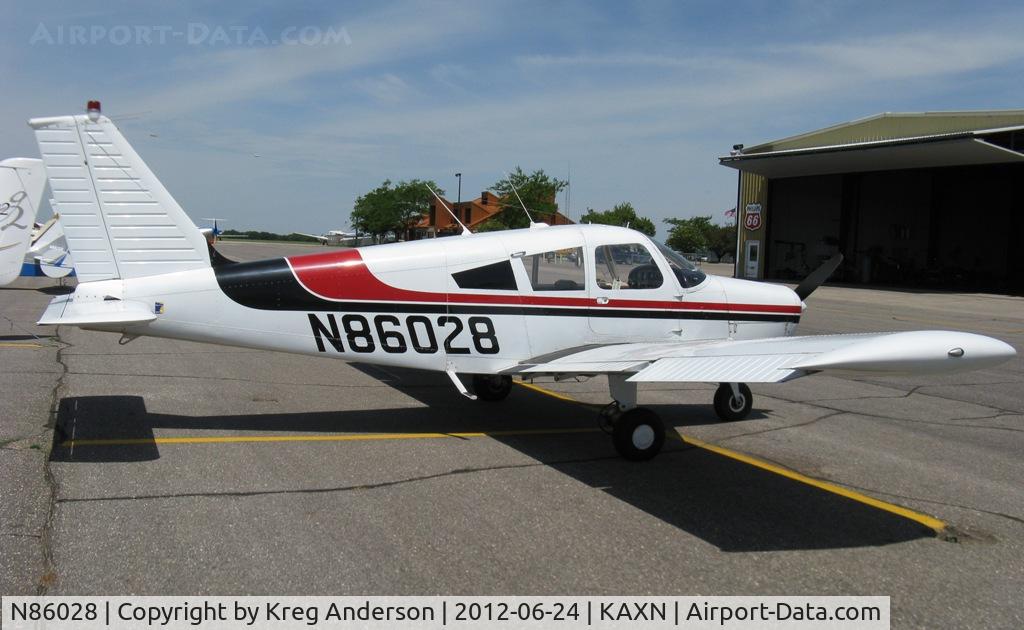 N86028, Piper PA-28-140 Cherokee C/N 28-23644, Piper PA-28-140 Cherokee on the line.