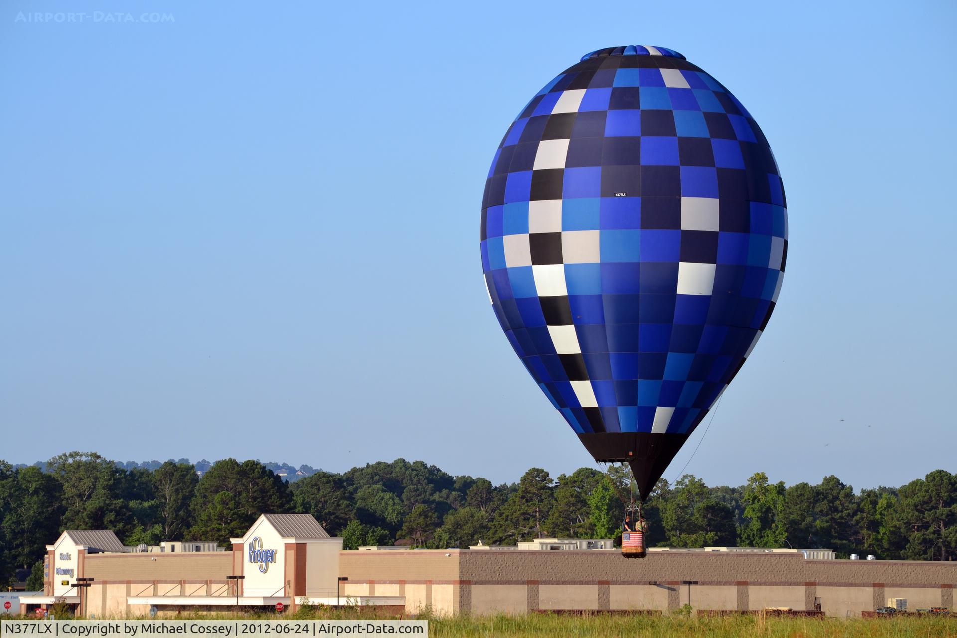 N377LX, 2007 Lindstrand Balloons 60X C/N 5357, The balloon in flight in Maumelle, Arkansas as part of the 2012 Great War Memorial Balloon Race.