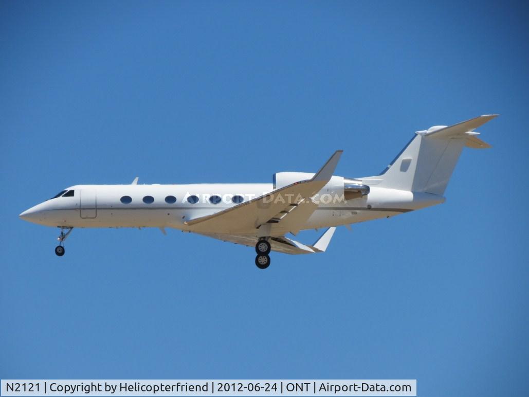 N2121, 1989 Gulfstream Aerospace Gulfstream IV C/N 1117, Approaching the outer fence