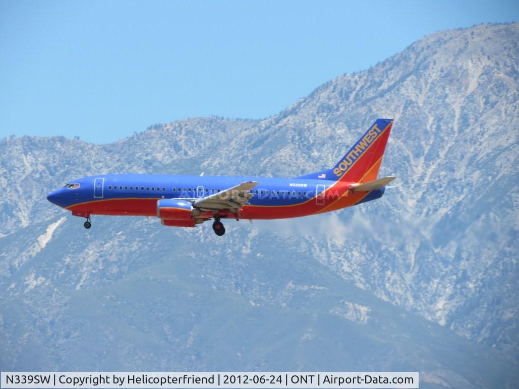N339SW, 1988 Boeing 737-3H4 C/N 24090, Approaching the outer fence and gradually descending for 26R