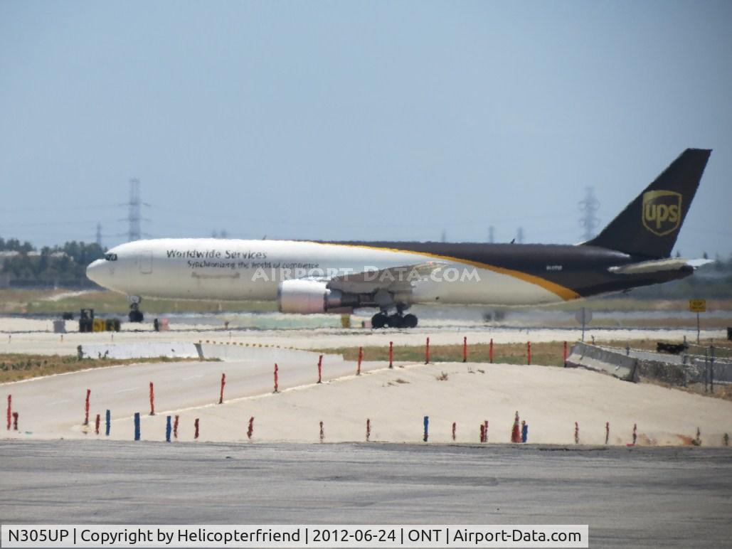 N305UP, 1995 Boeing 767-34AF/ER C/N 27243, Turning the plane around to taxi back to UPS area
