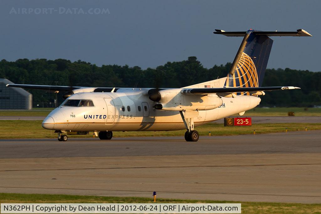 N362PH, 1998 Bombardier DHC-8-202 Dash 8 C/N 518, United Express (Commutair) N362PH (FLT UCA4814) taxiing to RWY 23 for departure to Newark Liberty Int'l (KEWR).