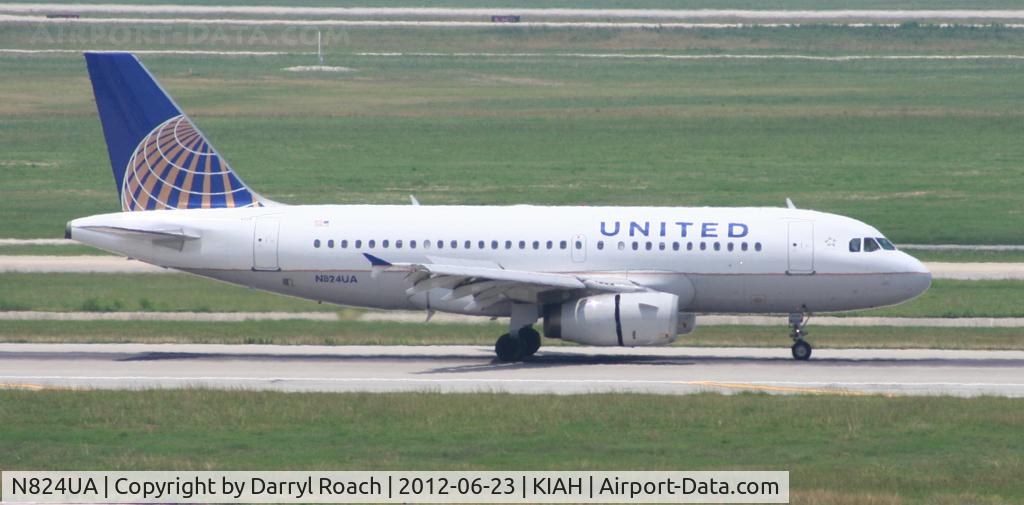 N824UA, 1999 Airbus A319-131 C/N 965, UAL A319 lands 8R.