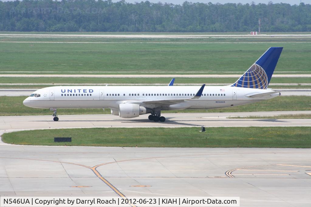 N546UA, 1991 Boeing 757-222 C/N 25367, UAL B752 arrives to turn into the C gates.
