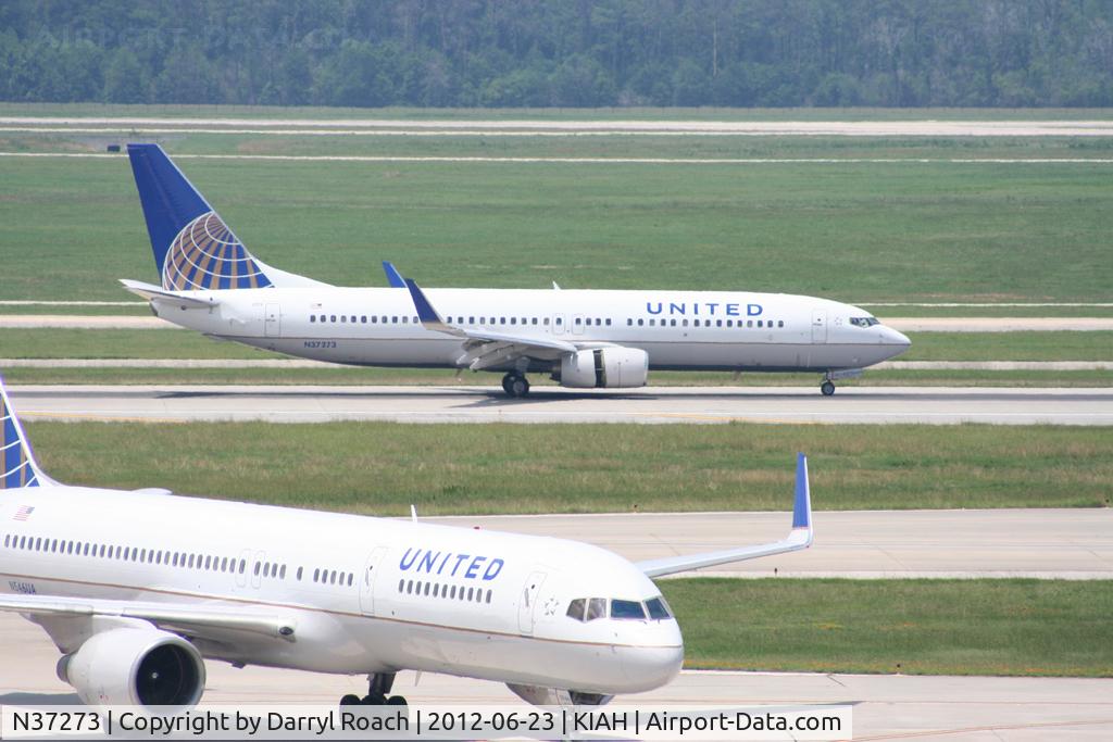 N37273, 2001 Boeing 737-824 C/N 31591, UAL B738 lands 8R behind company B752 taxiing to the gate.
