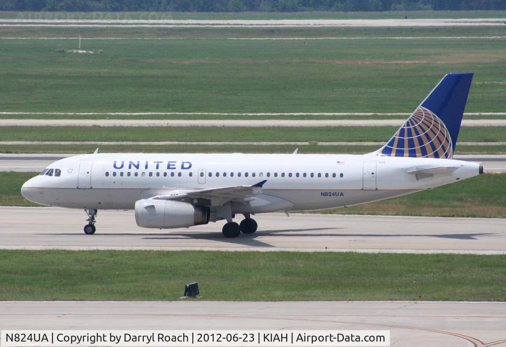 N824UA, 1999 Airbus A319-131 C/N 965, UAL A319 taxis to the gates.