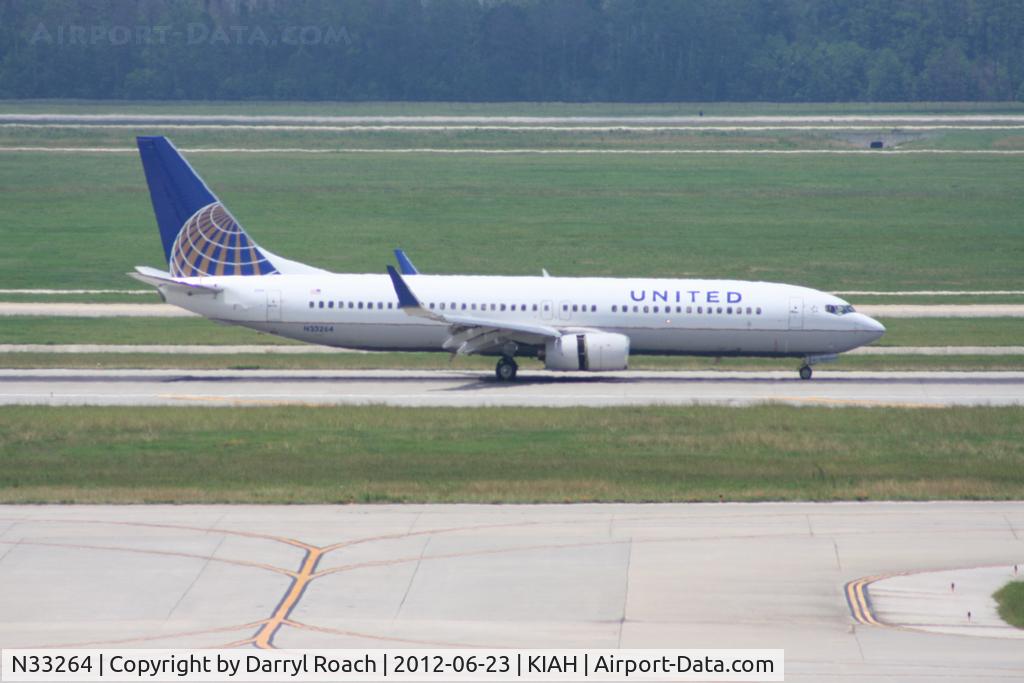 N33264, 2001 Boeing 737-824 C/N 31584, UAL B738 lands 8R.