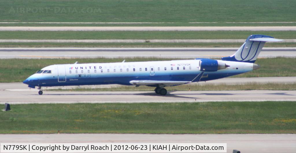 N779SK, 2009 Bombardier CRJ-702 (CL-600-2C10) Regional Jet C/N 10276, UAL CRJ7 still in old colors taxis to the gate.