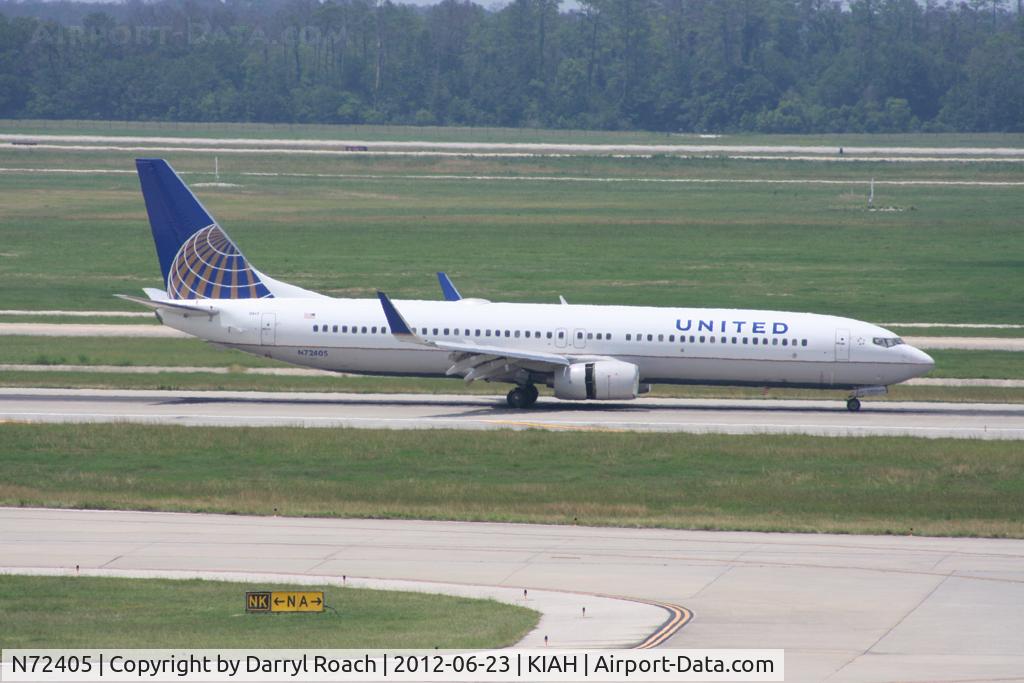 N72405, 2001 Boeing 737-924 C/N 30122, UAL B739 lands 8R.