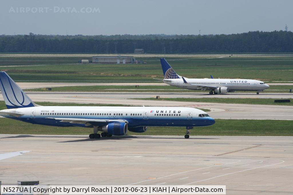 N527UA, 1991 Boeing 757-222F C/N 24995, UAL B752 still in old colors taxis to D gates as company B738 lands 8R.