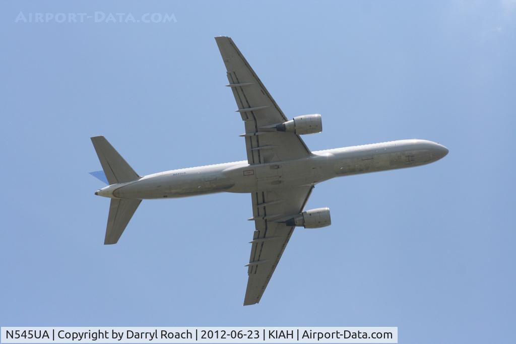 N545UA, 1991 Boeing 757-222 C/N 25323, UAL B752 begins northbound turn departing rwy 9.