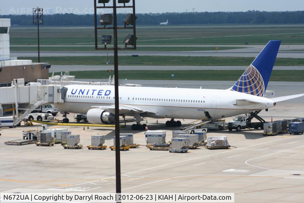 N672UA, 1999 Boeing 767-322 C/N 30027, UAL B763 loads up at C gates.