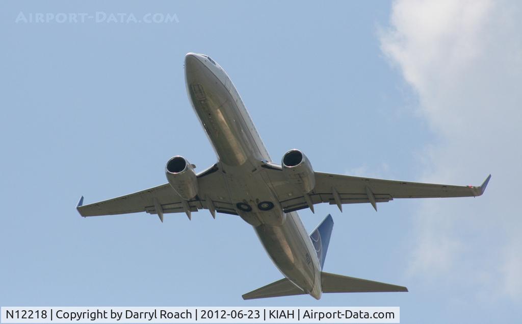 N12218, 1998 Boeing 737-824 C/N 28778, UAL B738 departs 9.