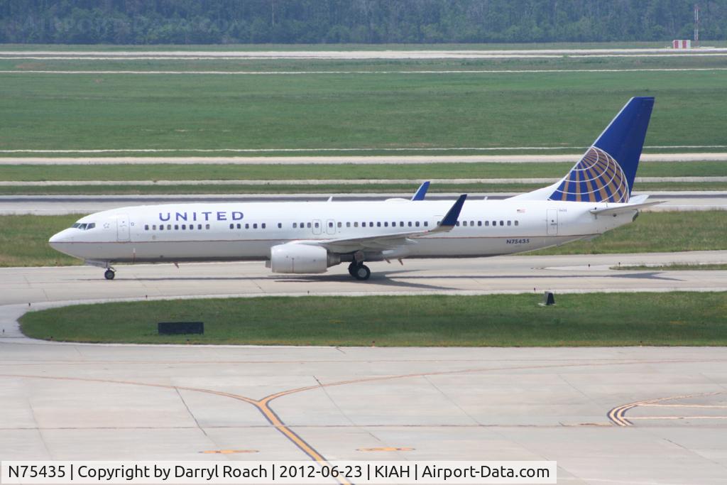 N75435, 2009 Boeing 737-924/ER C/N 33529, UAL B739 taxis to C gates.