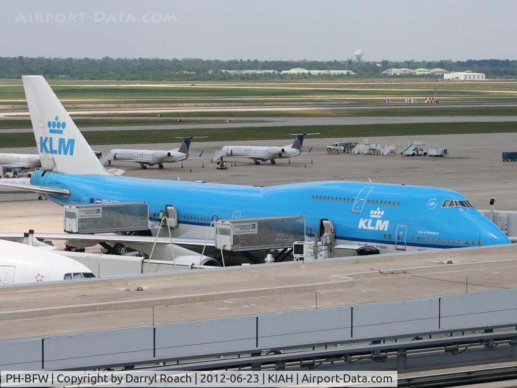 PH-BFW, 2000 Boeing 747-406BC C/N 30454, KLM B744 loads up at D gates with a line of UAL E145s behind.