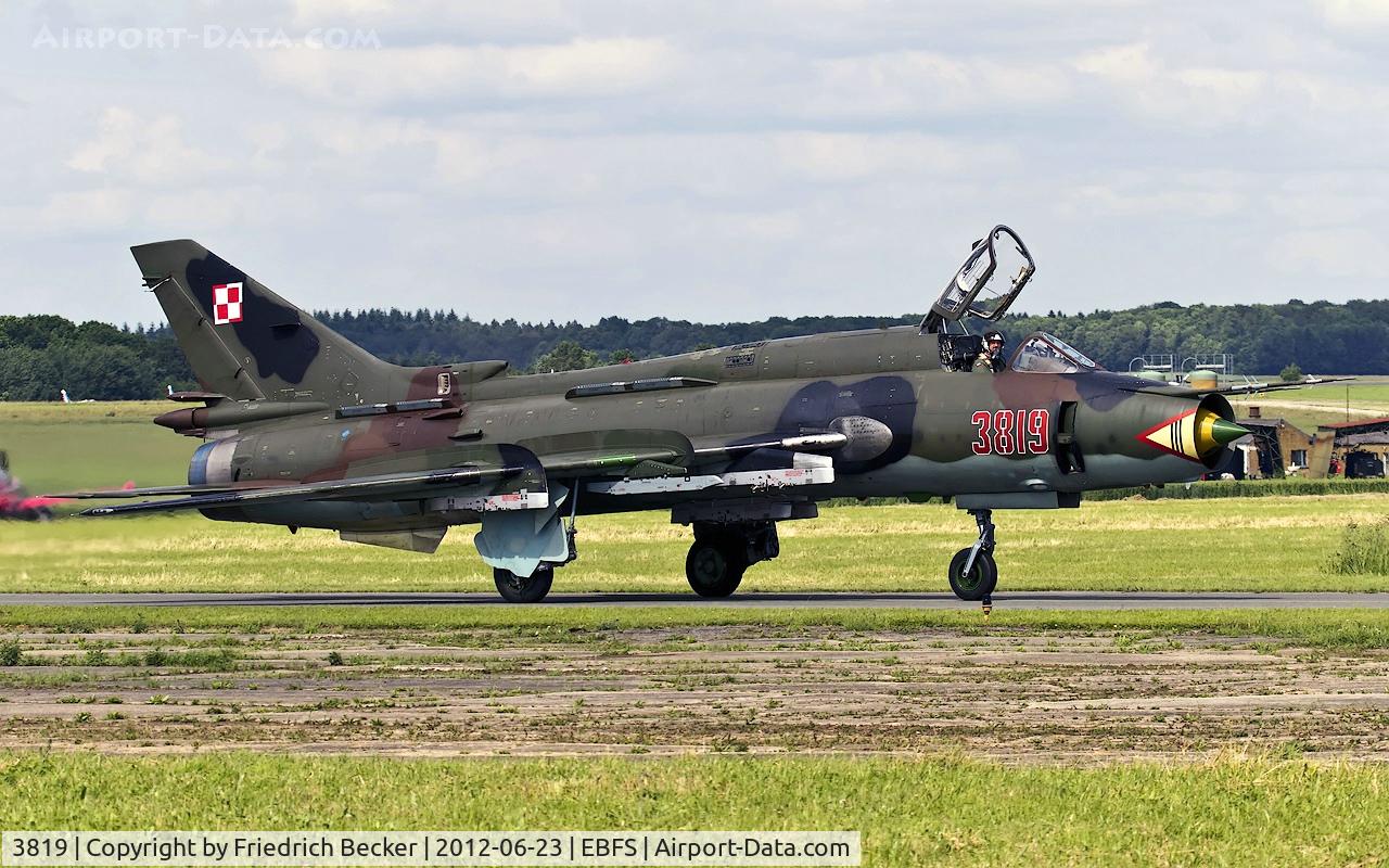 3819, Sukhoi Su-22M-4 C/N 37819, taxying to the flightline