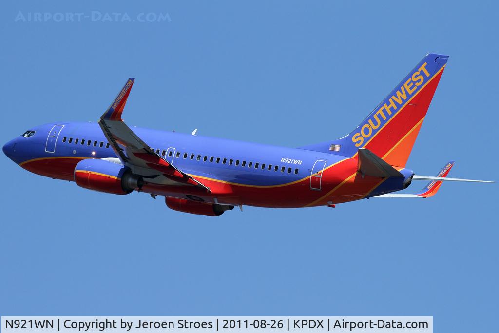 N921WN, 2008 Boeing 737-7H4 C/N 36626, departure