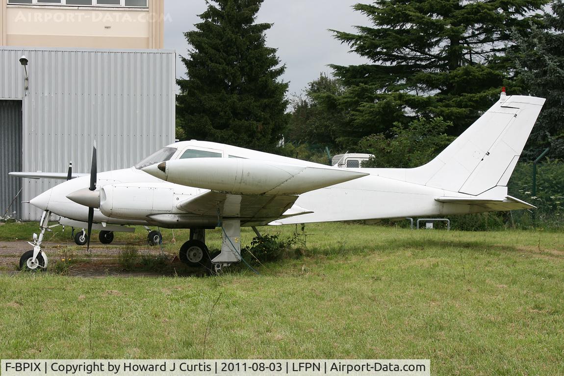 F-BPIX, Cessna 310N C/N 310N-0140, Unmarked and apparently out of service.