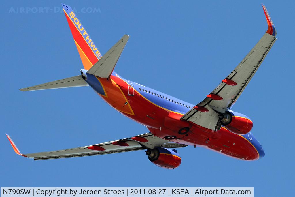 N790SW, 2000 Boeing 737-7H4 C/N 30604, departing