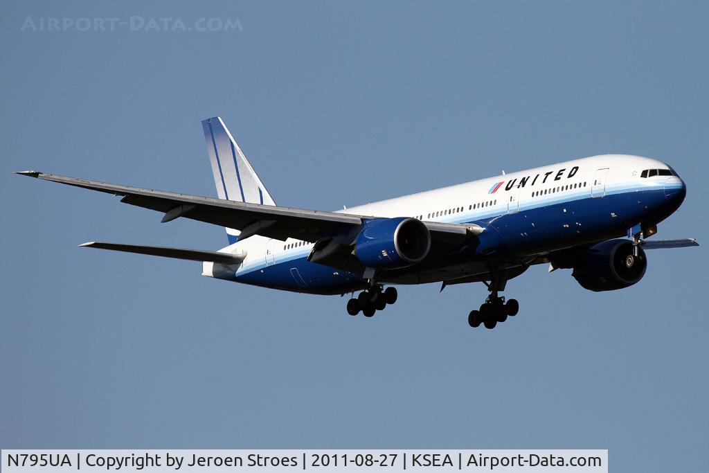 N795UA, 1997 Boeing 777-222 C/N 26927, coming in from a far city